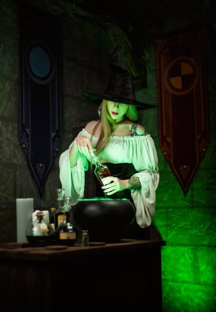 Foto as mulheres de chapéu no quarto da bruxa no halloween