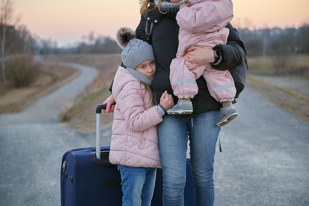 Foto as mulheres e crianças são refugiados