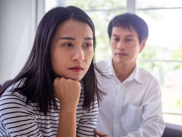 As mulheres estão colocando moedas em um cofrinho para um negócio que cresce com lucro e economiza dinheiro para o futuro. planejamento para o conceito de aposentadoria