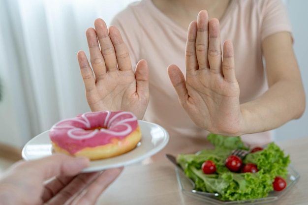 As mulheres estão determinadas a perder peso, abstendo-se de lanches amiláceos e açucarados