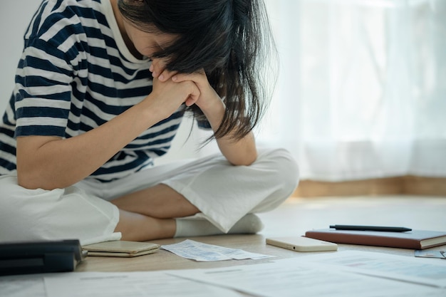 As mulheres estão estressadas e com dores de cabeça com dívidas de cartão de crédito e contas altas em mãos Donas de casa têm problemas para pagar contas mensais de água, eletricidade e telefone