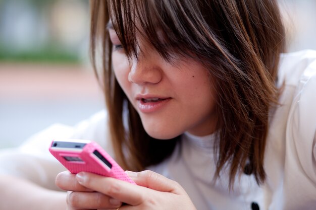 As mulheres estão olhando para celular.