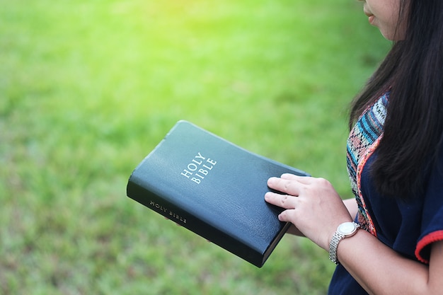 As mulheres estão orando a Deus.