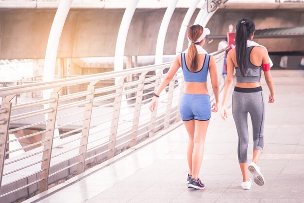 As mulheres estão se exercitando na cidade