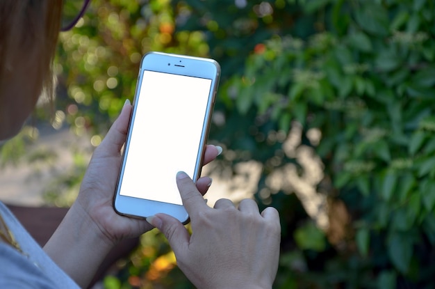 As mulheres estão usando telefones celulares para procurar algo celular com tela de espaço de cópia em branco