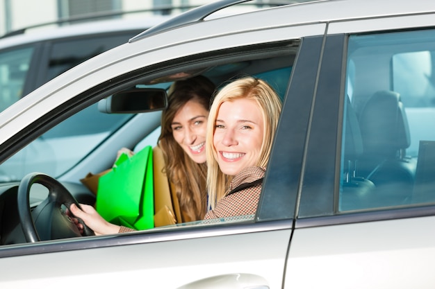 As mulheres estavam comprando e dirigindo para casa