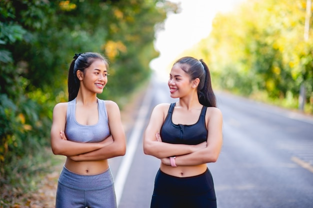 As mulheres exercitam-se alegremente por uma boa saúde. Conceito de exercício