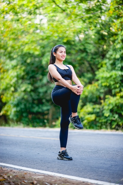 As mulheres exercitam-se alegremente por uma boa saúde. Conceito de exercício