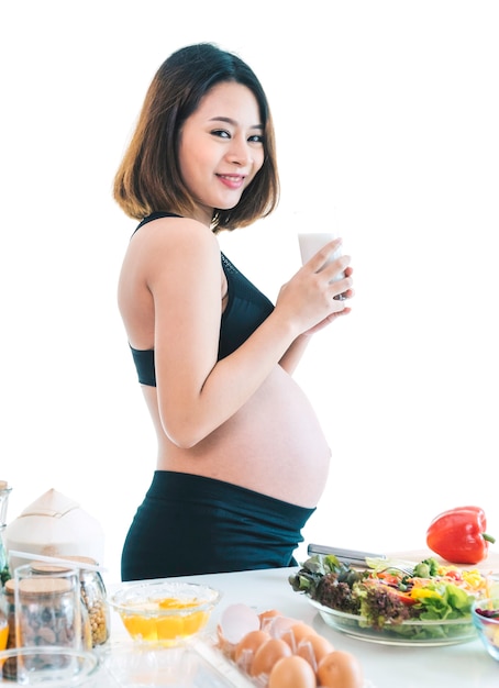 Foto as mulheres grávidas bebem leite acompanhado por salada de legumes para manter uma boa saúde