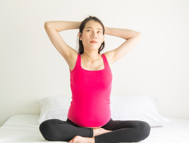 As mulheres grávidas estão se exercitando e yoga.