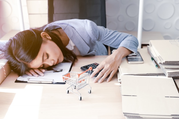 As mulheres indianas estão cansadas para dormir na mesa.