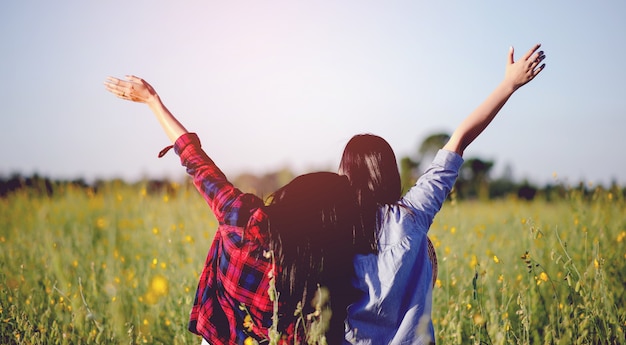 As mulheres jovens amam e se apaixonam pela beleza natural.