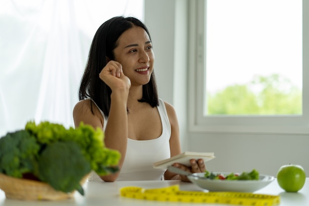 As mulheres jovens asiáticas estão perdendo peso, optando por comer frutas e vegetais para uma boa saúde. as mulheres estão planejando uma dieta saudável para comer em cada refeição. conceito de dieta