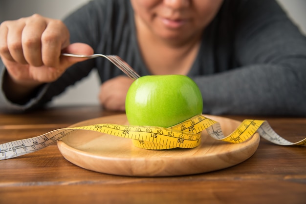 Foto as mulheres jovens estão decidindo comer frutas para ajudá-los a perder peso.