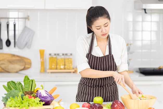 As mulheres jovens estão tendo problemas para cozinhar.