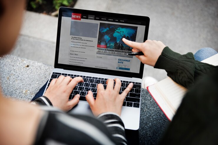 Foto as mulheres jovens estão usando o computador portátil