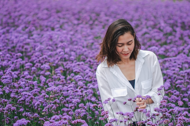 As mulheres no campo de Verbena estão florescendo e bonitas na estação chuvosa.