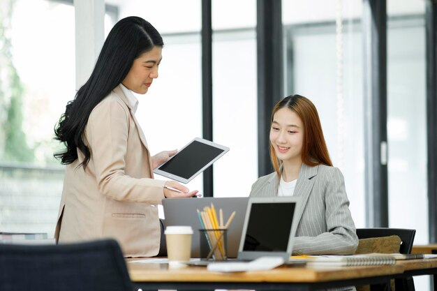 As mulheres que trabalham estão a discutir o trabalho e a planear novos planos de negócios, a trocar ideias com os colegas.