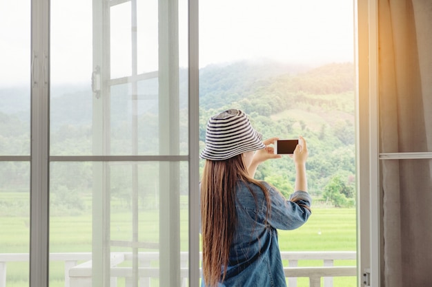 As mulheres relaxam no fim de semana de férias