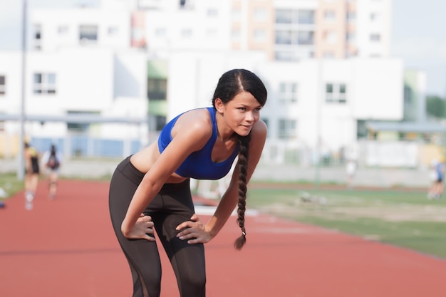 As mulheres se aquecem antes de um treino matinal