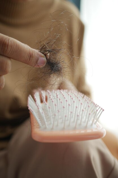 As mulheres seguram o cabelo perdido de perto.