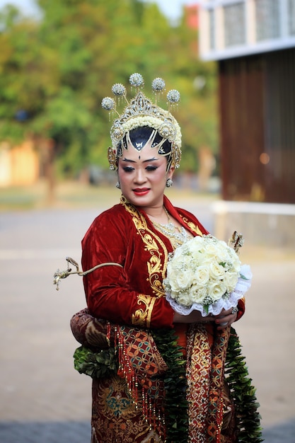 As mulheres usam vestidos tradicionais tradicionais javaneses em Yogyakarta