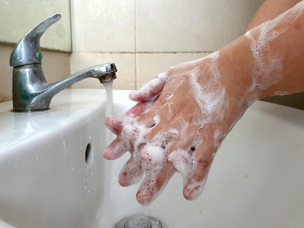 As mulheres usavam sabonete líquido para lavar as mãos.