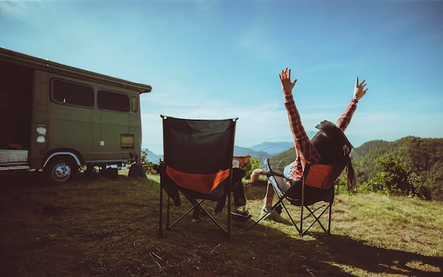 As mulheres viajam para relaxar no acampamento de férias na montanha