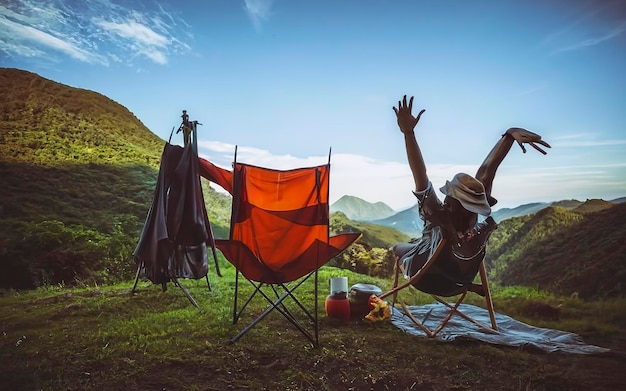 As mulheres viajam para relaxar no acampamento de férias na Montanha