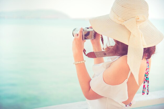 As mulheres viajam sozinhas no mar e na praia no verão. Férias e relaxantes, Chonburi Tailândia.