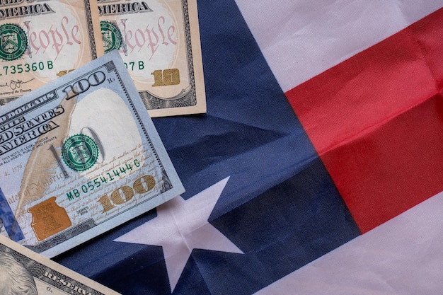 As notas de dólar dos EUA são empilhadas em uma bandeira americana Conceito financeiro global de dólares americanos