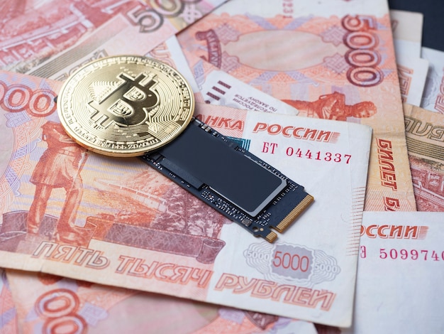 As notas russas de cinco mil dólares têm um drive SSD de m2 e bitcoin. O conceito de mineração de moeda em discos rígidos