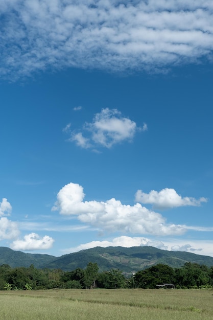 As nuvens brancas têm uma forma estranha e montanhaO céu e o espaço aberto têm montanhas abaixo