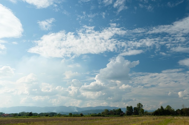 Foto as nuvens brancas têm uma forma pitoresca e rural o céu está nublado e azul