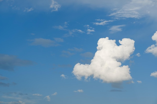 As nuvens brancas têm uma forma pitoresca e rural O céu está nublado e azul