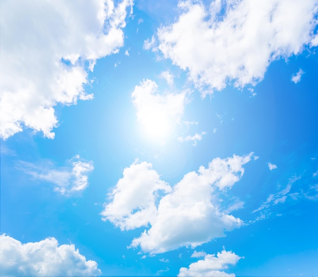 As nuvens contra o céu azul