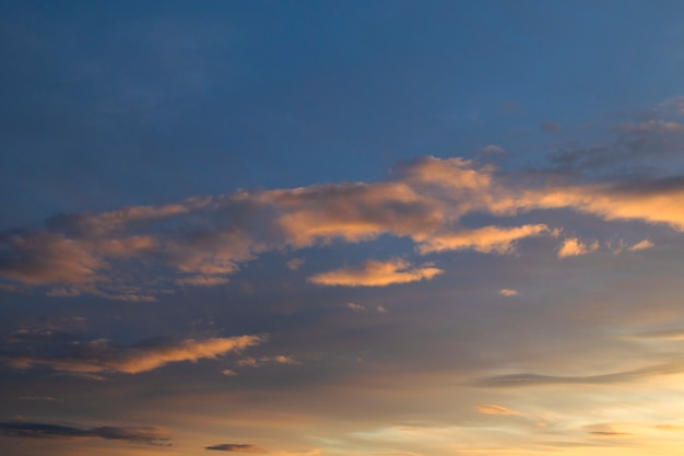 Foto as nuvens cumulus são destacadas em laranja abaixo e escuras acima. céu do pôr do sol 2