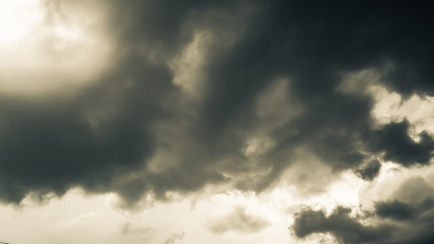 As nuvens escuras. O céu está preto. Padrão das nuvens de tornado, furacão ou tempestade. Às vezes, nuvens pesadas, mas sem chuva