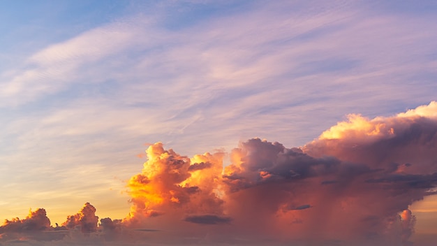 As nuvens foram expostas à luz solar, criando cores brilhantes pela manhã, cena do céu