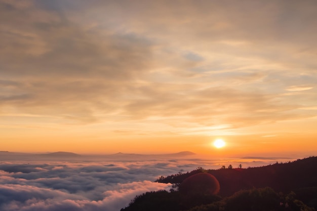 as nuvens sobre as montanhas são lindas com o nascer do sol e uma atmosfera muito harmoniosa