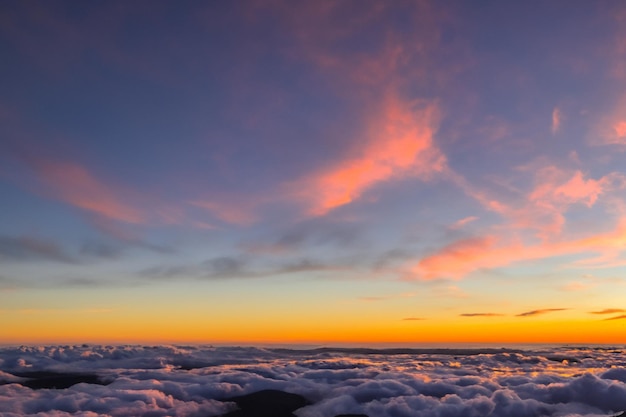 as nuvens sobre as montanhas são lindas com o nascer do sol e uma atmosfera muito harmoniosa