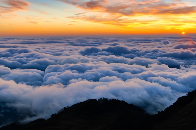 as nuvens sobre as montanhas são lindas com o nascer do sol e uma atmosfera muito harmoniosa