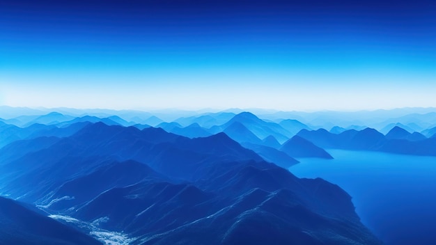 As nuvens voam em um céu azul profundo com montanhas ao fundo