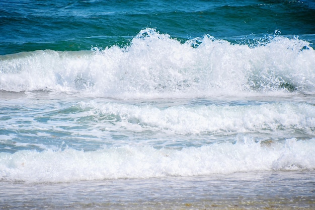 Foto as ondas a salpicar a costa