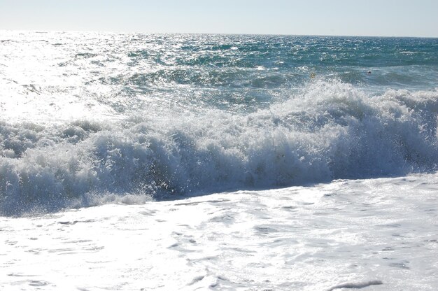 Foto as ondas a salpicar as rochas