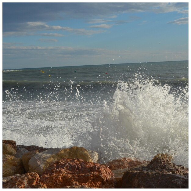 Foto as ondas a salpicar as rochas