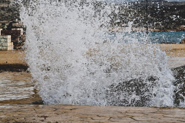 As ondas batem com salpicos na costa