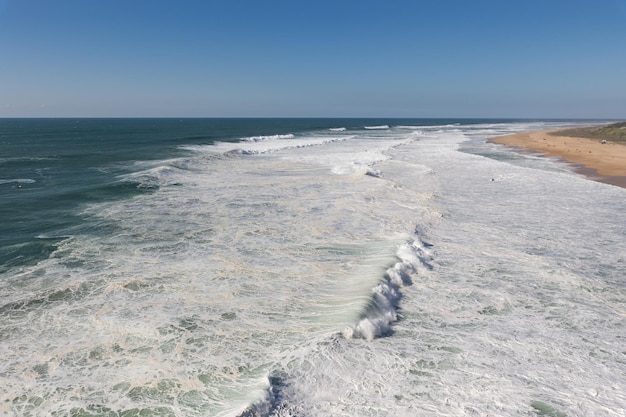 As ondas do mar cobrem a beira-mar