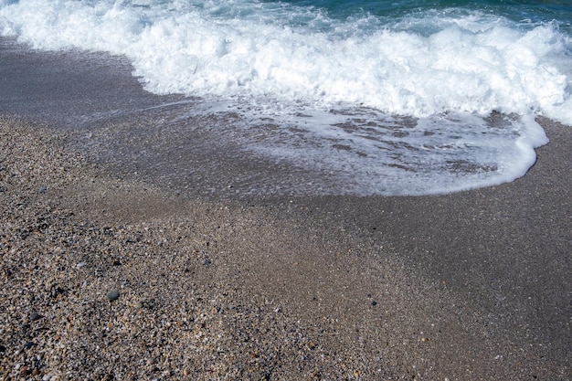 As ondas do mar correm na costa do mar ou oceano