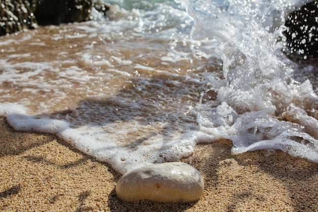As ondas do mar na praia rochosa de Kefalonia